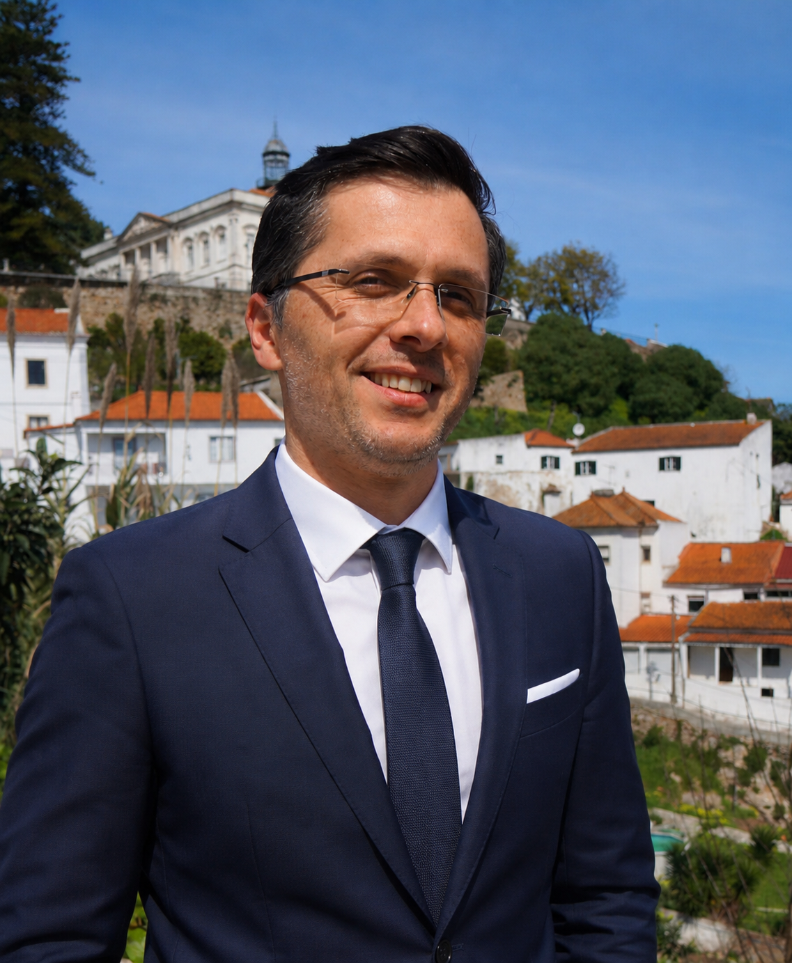 André Teodoro com fato azul